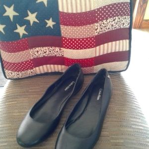 EUC CALVIN KLEIN FLATS